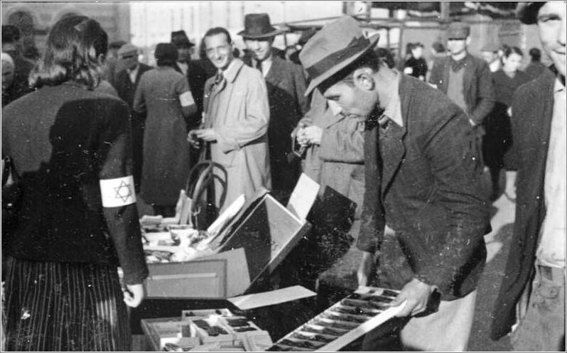 Jews at the market in Radom